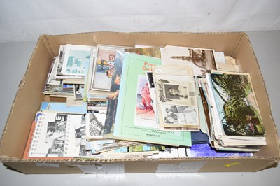 Lot 572 - A box of postcards and assorted ephemera