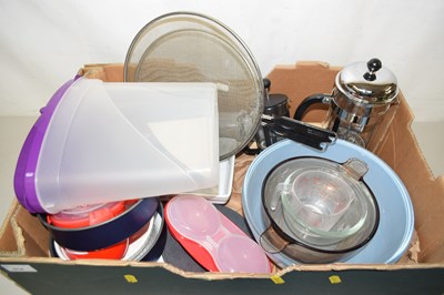 Lot 614 - Box of various kitchen wares