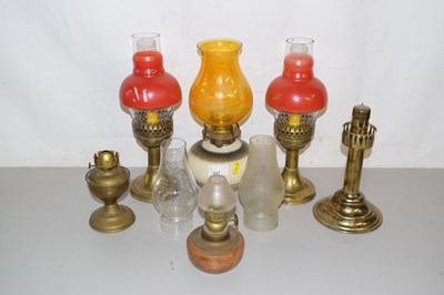 Lot 647 - A group of various oil lamps