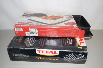 Lot 680 - A group of various cooking trays