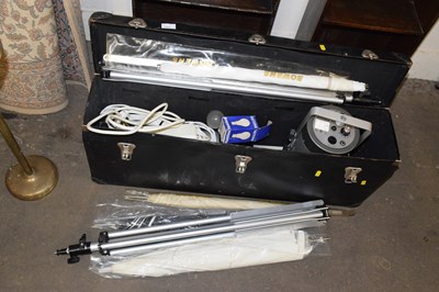 Lot 711 - A pair of Bowens Monolite 400 cased with...