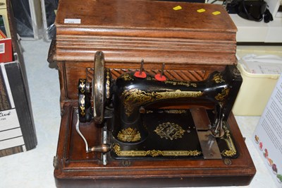 Lot 725 - Singer sewing machine