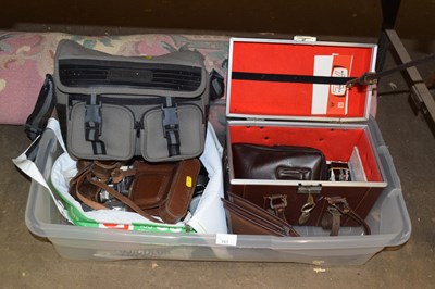 Lot 767 - One box of assorted cameras