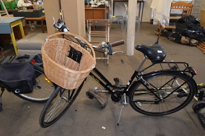 Lot 827 - A ladies Pro bike with basket