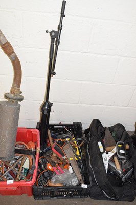 Lot 860 - A box of assorted tools, garage clearance...