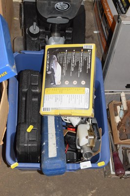 Lot 866 - A box of assorted tools