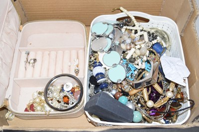 Lot 55 - Box of assorted costume jewellery