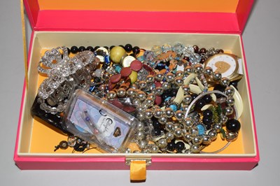 Lot 107 - Box of costume jewellery