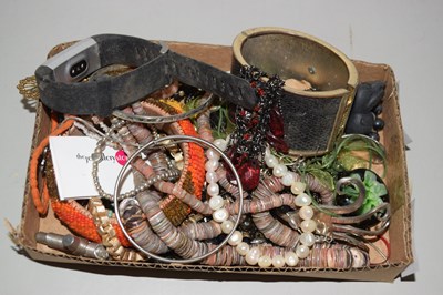 Lot 115 - Box of costume jewellery