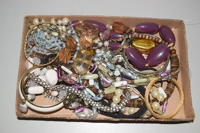 Lot 117 - Box of costume jewellery