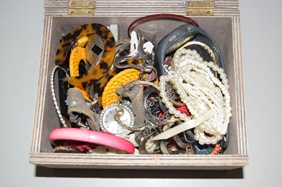 Lot 118 - Box of costume jewellery