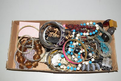 Lot 123 - Box of costume jewellery