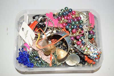 Lot 124 - Box of costume jewellery