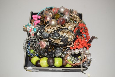 Lot 125 - Box of costume jewellery