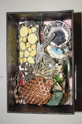 Lot 126 - A box of pendants