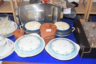 Lot 557 - Assorted ceramics