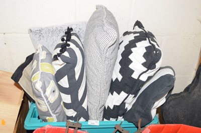 Lot 566 - Six cushions and a table runner