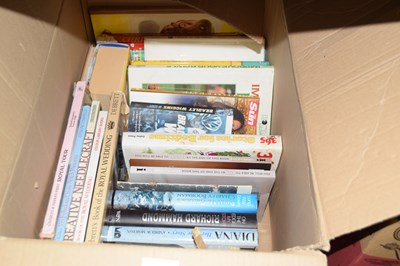 Lot 652 - Assorted books