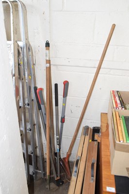 Lot 855 - Mixed Lot: Garden tools