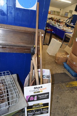 Lot 869 - Box of assorted garden tools